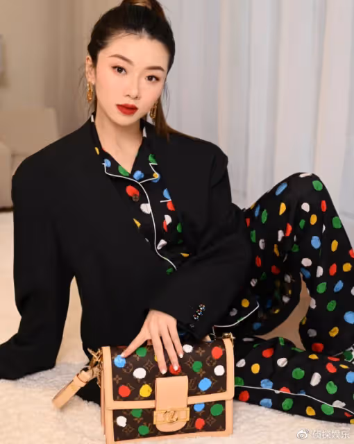鄭愷前任曬孕期大肚照,產期將至肚大如籮,沒有妊娠紋羨煞旁人