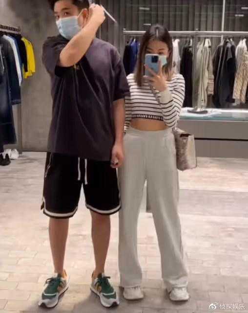 鄭愷前任曬孕期大肚照,產期將至肚大如籮,沒有妊娠紋羨煞旁人
