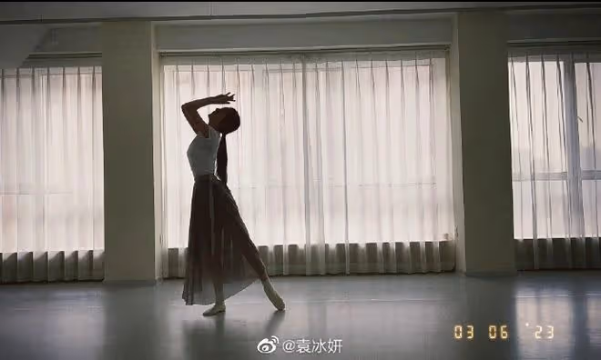袁冰妍曬自拍被指撞臉楊紫,空降熱搜引爭議,網友吐槽直戳肺管子