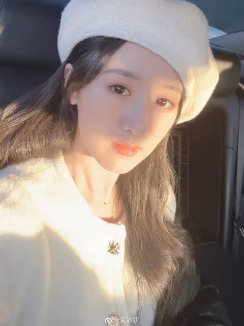 袁冰妍曬自拍被指撞臉楊紫,空降熱搜引爭議,網友吐槽直戳肺管子