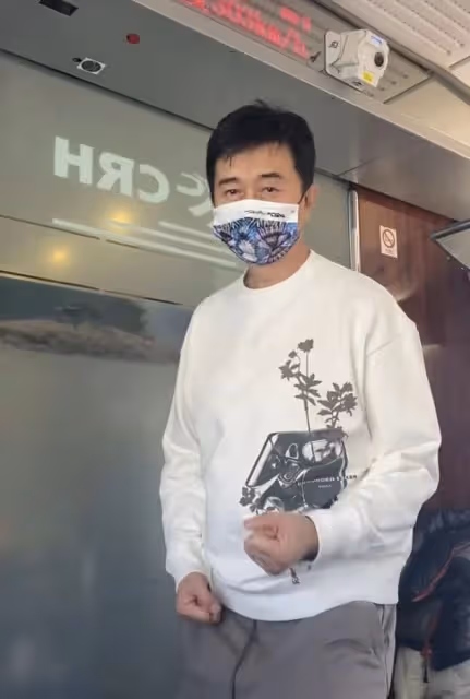 56歲付笛聲行為惹爭議,站高鐵過道打拳放飛自我,被提醒影響通行