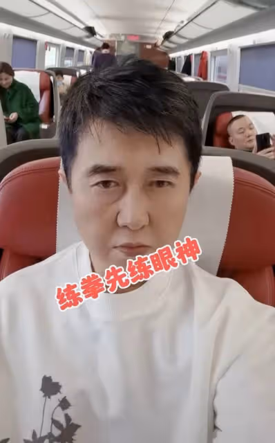 56歲付笛聲行為惹爭議,站高鐵過道打拳放飛自我,被提醒影響通行