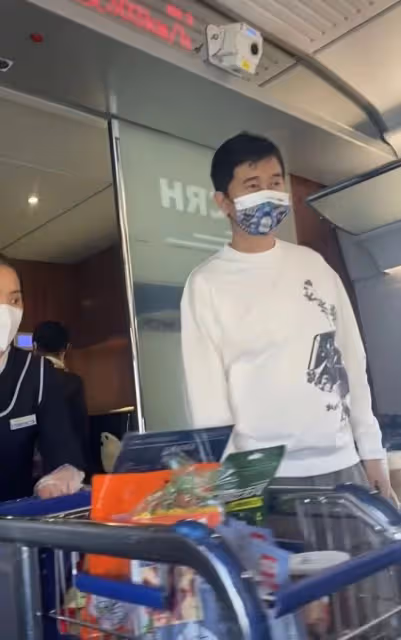 56歲付笛聲行為惹爭議,站高鐵過道打拳放飛自我,被提醒影響通行