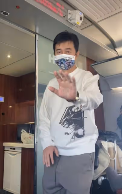 56歲付笛聲行為惹爭議,站高鐵過道打拳放飛自我,被提醒影響通行