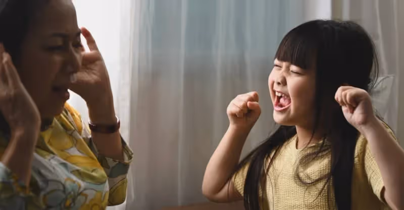 去兒子家吃頓飯，被兒媳暗示3次進廚房，兒子憤然：您不要找事情