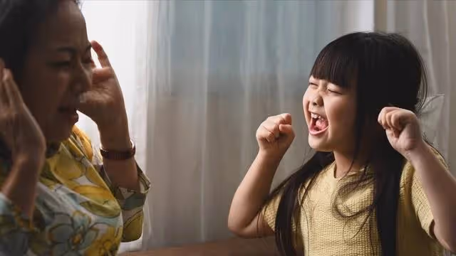 去兒子家吃頓飯,被兒媳暗示3次進廚房,兒子憤然:您不要找事情