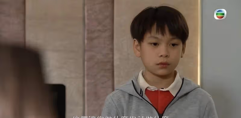 美顏暴擊!TVB御用童星近照酷似吳彥祖,與清純小女友公開接吻照