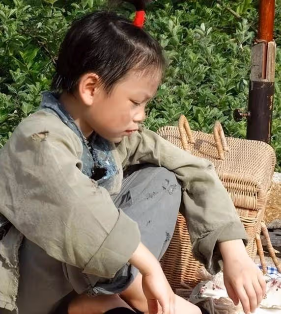 美顏暴擊!TVB御用童星近照酷似吳彥祖,與清純小女友公開接吻照