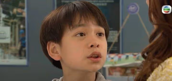 美顏暴擊!TVB御用童星近照酷似吳彥祖,與清純小女友公開接吻照
