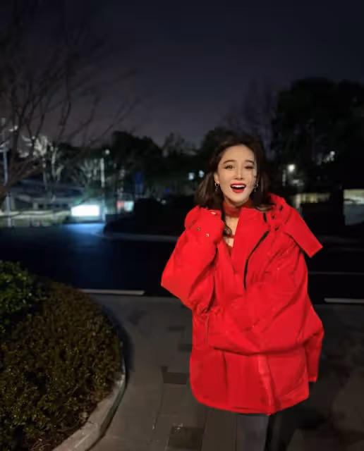 張馨予三八婦女節曬近照，濃濃的網紅風格，腿好細但仍有魅力