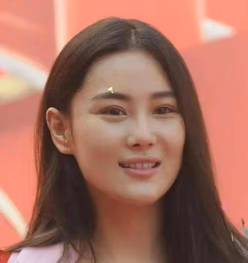 張馨予三八婦女節曬近照，濃濃的網紅風格，腿好細但仍有魅力