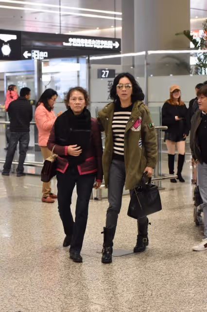 58歲劉嘉玲罕攜媽走機場!77歲媽媽似貴婦,她卻打扮低調似路人:母女倆角色互換