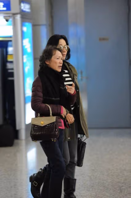 58歲劉嘉玲罕攜媽走機場!77歲媽媽似貴婦,她卻打扮低調似路人:母女倆角色互換