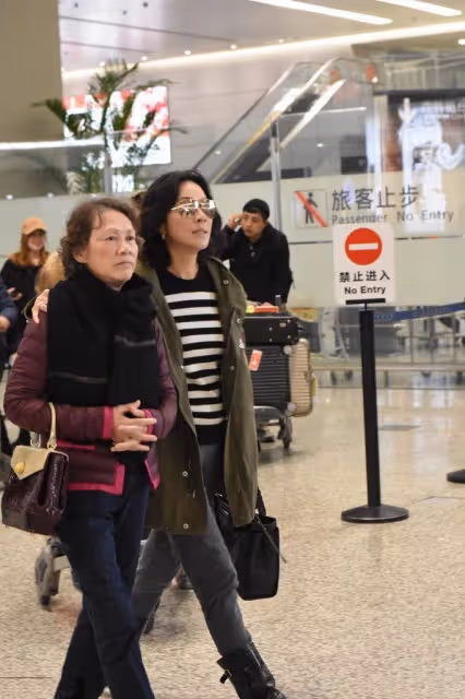 58歲劉嘉玲罕攜媽走機場!77歲媽媽似貴婦,她卻打扮低調似路人:母女倆角色互換