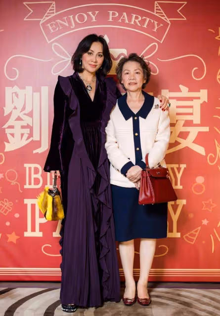 58歲劉嘉玲罕攜媽走機場!77歲媽媽似貴婦,她卻打扮低調似路人:母女倆角色互換