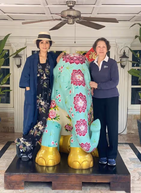 58歲劉嘉玲罕攜媽走機場!77歲媽媽似貴婦,她卻打扮低調似路人:母女倆角色互換