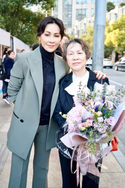 58歲劉嘉玲罕攜媽走機場!77歲媽媽似貴婦,她卻打扮低調似路人:母女倆角色互換