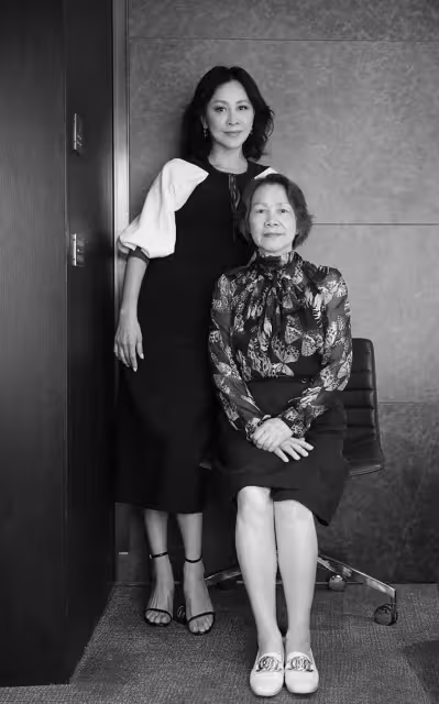 58歲劉嘉玲罕攜媽走機場!77歲媽媽似貴婦,她卻打扮低調似路人:母女倆角色互換