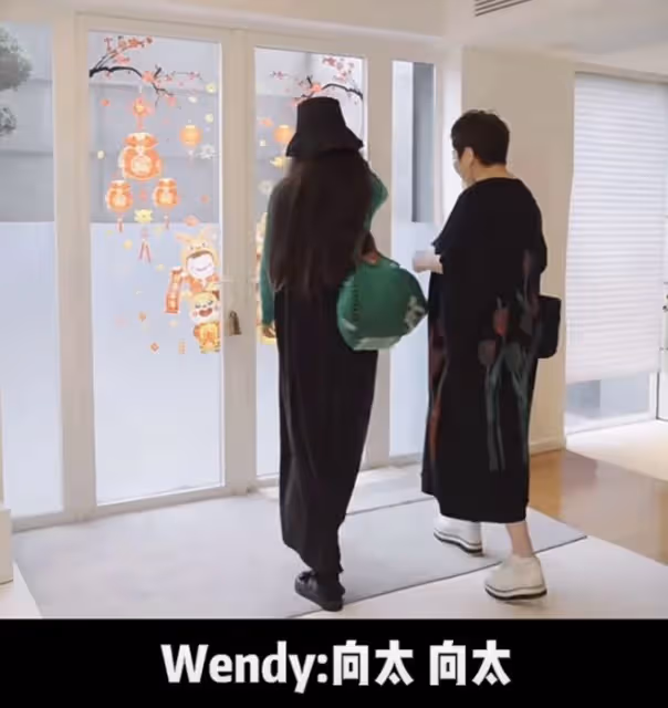 向太婦女節買花寵兒媳,郭碧婷甜喊媽媽,麥克風意外搶鏡像擺拍