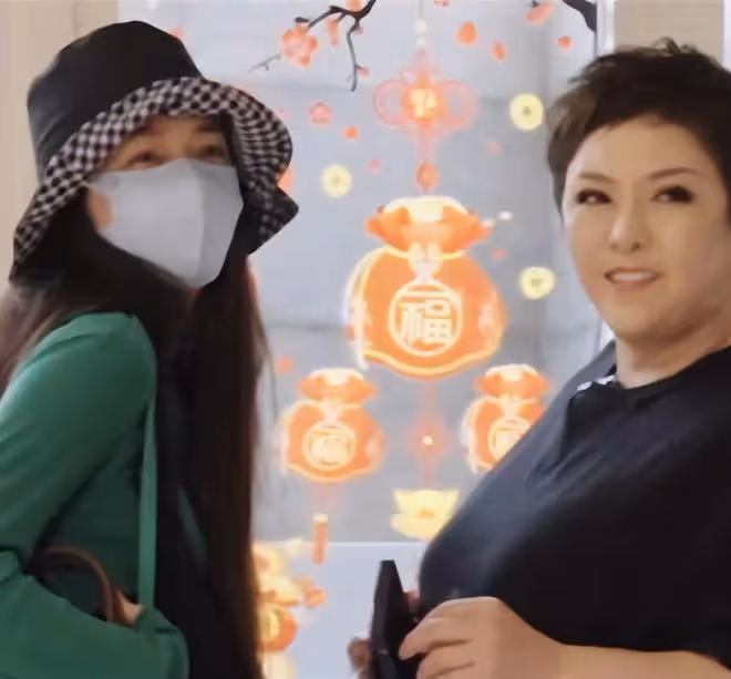向太婦女節買花寵兒媳,郭碧婷甜喊媽媽,麥克風意外搶鏡像擺拍