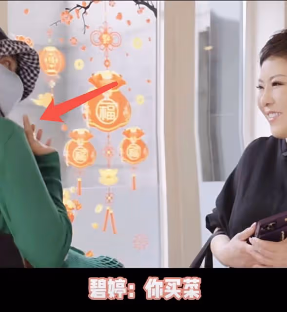 向太婦女節買花寵兒媳,郭碧婷甜喊媽媽,麥克風意外搶鏡像擺拍