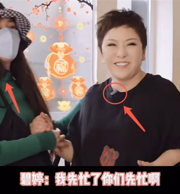 向太婦女節買花寵兒媳,郭碧婷甜喊媽媽,麥克風意外搶鏡像擺拍