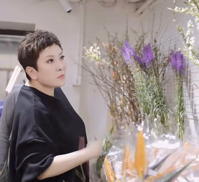 向太婦女節買花寵兒媳,郭碧婷甜喊媽媽,麥克風意外搶鏡像擺拍