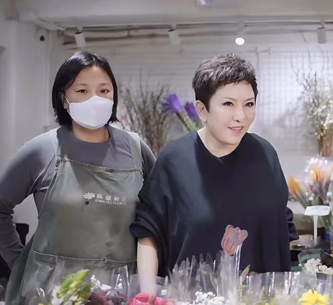 向太婦女節買花寵兒媳,郭碧婷甜喊媽媽,麥克風意外搶鏡像擺拍