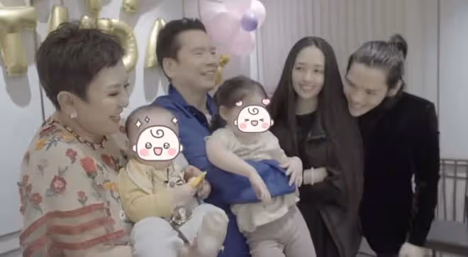 向太婦女節買花寵兒媳,郭碧婷甜喊媽媽,麥克風意外搶鏡像擺拍