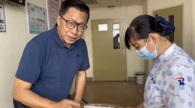 54歲李陽照顧產後妻子,親自為兒子換尿不濕,卻被調侃作秀博眼球