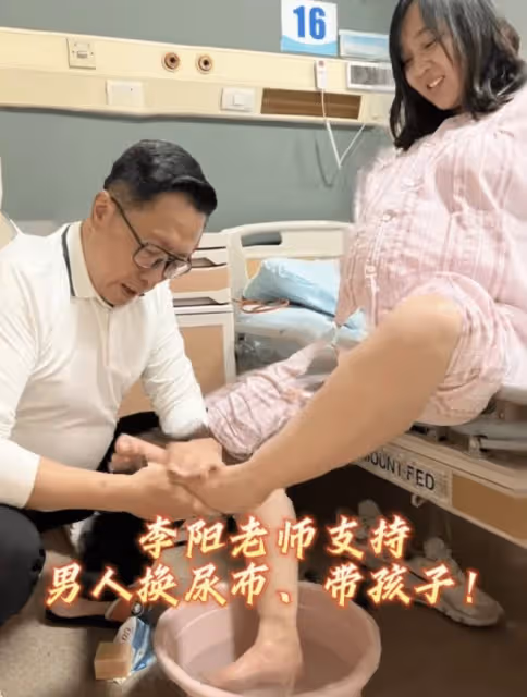 54歲李陽照顧產後妻子,親自為兒子換尿不濕,卻被調侃作秀博眼球