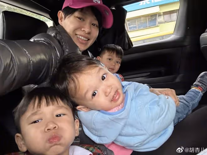 胡杏兒婦女節曬素顏照,仨兒子圍著媽媽喝奶粉,個個帥氣黏人