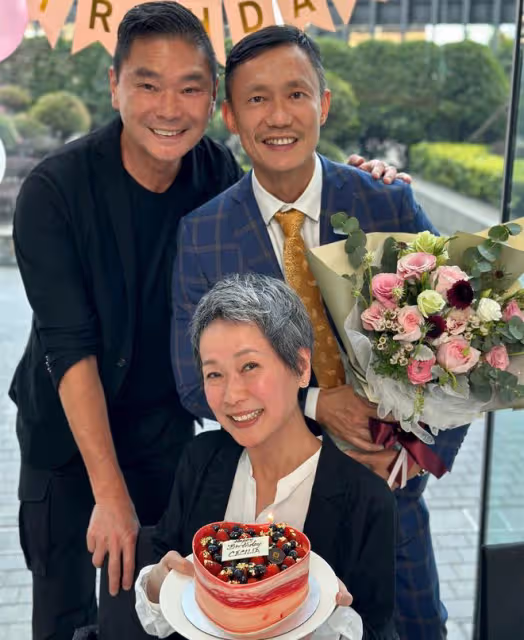 葉童迎60大壽!無懼變老頂滿頭白髮,富商老公連發18條動態慶祝