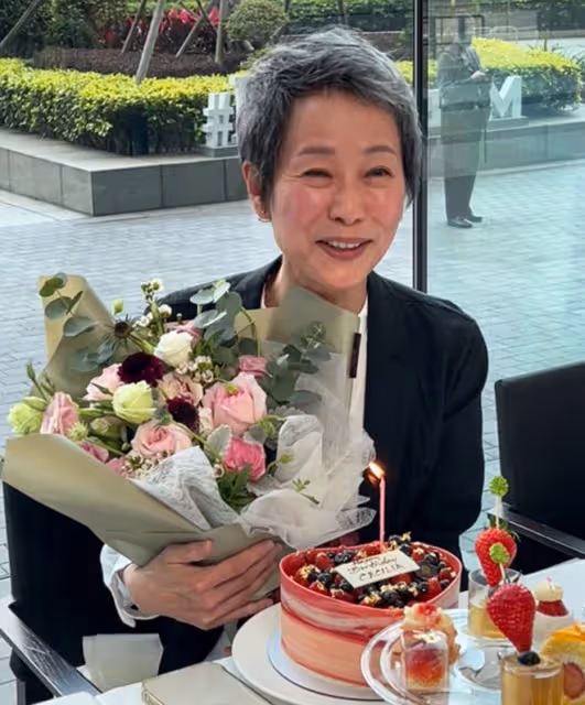 葉童迎60大壽!無懼變老頂滿頭白髮,富商老公連發18條動態慶祝