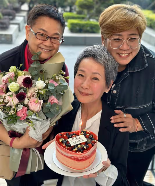 葉童迎60大壽!無懼變老頂滿頭白髮,富商老公連發18條動態慶祝