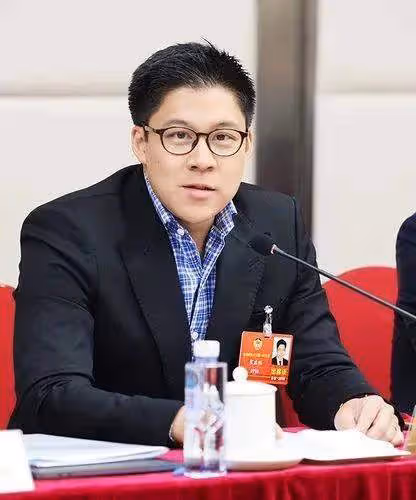 香港豪門二代現身北京:四大家族去了3個,何超瓊現場霸氣發言