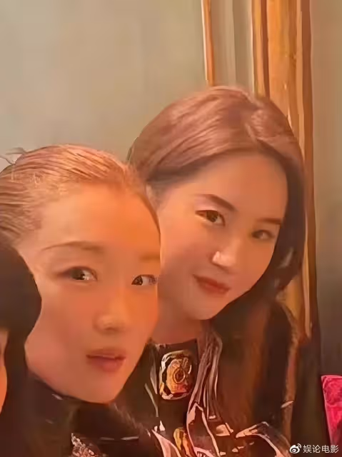 看秀開啟社交模式,明星難得同框,周冬雨和劉亦菲自拍走起