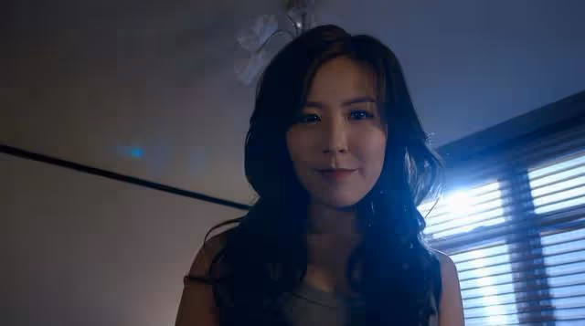 TVB知名女星新劇又美又颯!穿背心秀好身材,坐男主腿上瘋狂放電