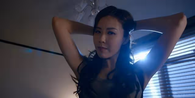TVB知名女星新劇又美又颯!穿背心秀好身材,坐男主腿上瘋狂放電