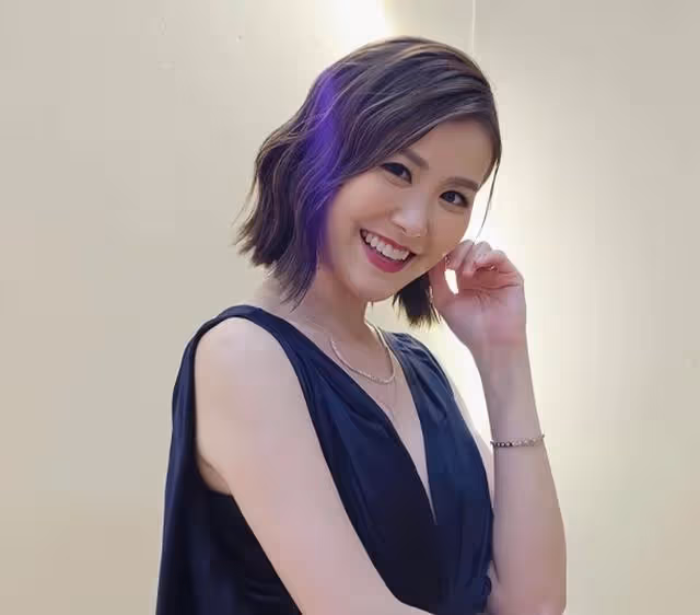 TVB知名女星新劇又美又颯!穿背心秀好身材,坐男主腿上瘋狂放電