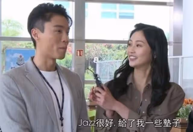 密會?TVB小花與緋聞男友小生現身音樂節,男方疑戴對方手制飾品
