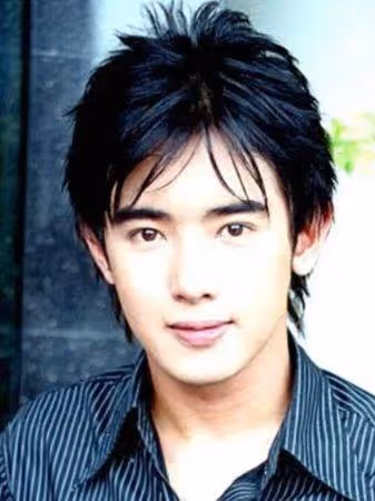 44歲男星小時15年，被曝「蹲路邊賣二手貨」怪病纏身「慘破產」無家可歸淪街友，淚嘆：媽媽也走了