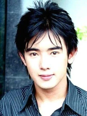 44歲男星小時15年，被曝「蹲路邊賣二手貨」怪病纏身「慘破產」無家可歸淪街友，淚嘆：媽媽也走了