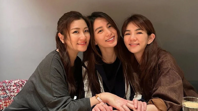 S.H.E合體慶祝婦女節，手疊手滿臉燦笑，女團天花板友情令人羨慕