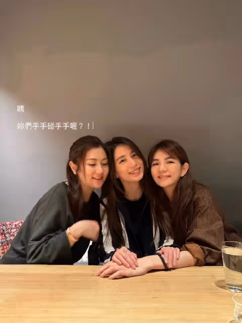 S.H.E合體慶祝婦女節，手疊手滿臉燦笑，女團天花板友情令人羨慕