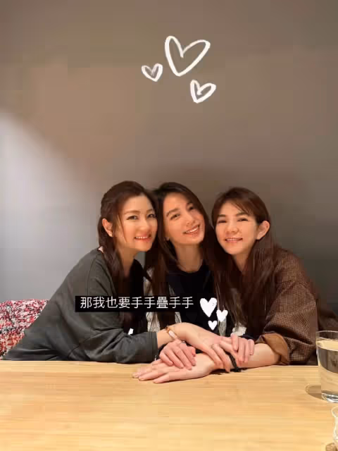 S.H.E合體慶祝婦女節，手疊手滿臉燦笑，女團天花板友情令人羨慕