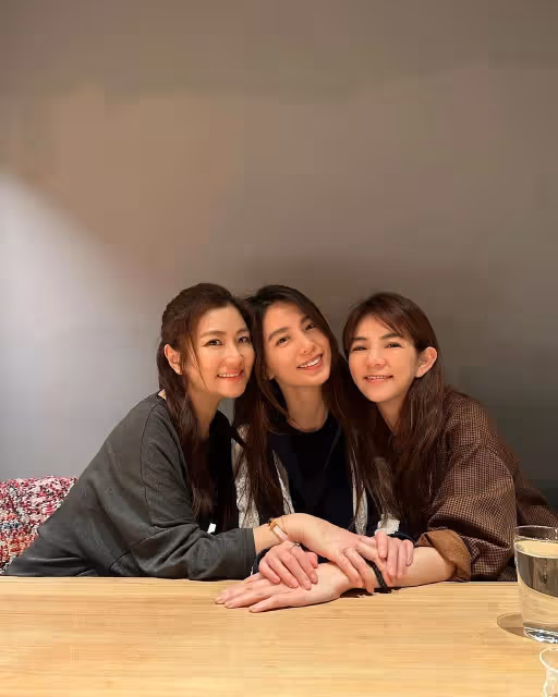 S.H.E合體慶祝婦女節，手疊手滿臉燦笑，女團天花板友情令人羨慕