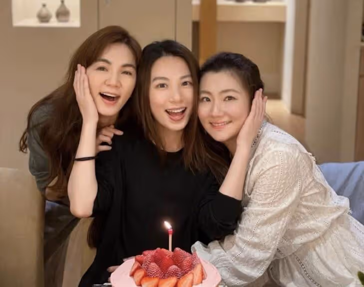 S.H.E合體慶祝婦女節，手疊手滿臉燦笑，女團天花板友情令人羨慕