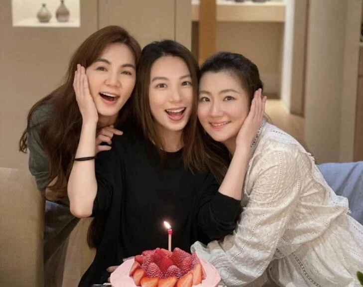 S.H.E合體慶祝婦女節,手疊手滿臉燦笑,女團天花板友情令人羨慕
