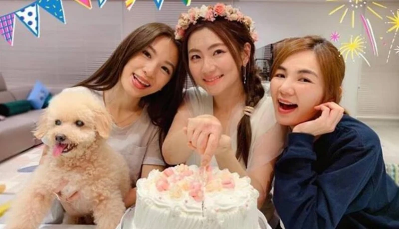S.H.E合體慶祝婦女節,手疊手滿臉燦笑,女團天花板友情令人羨慕